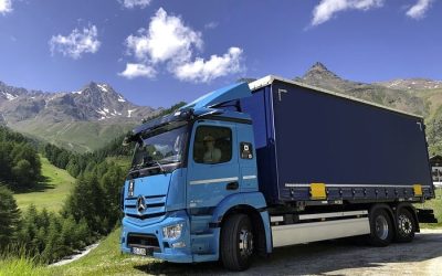 Camiones eléctricos de Mercedes-Benz superan las expectativas cruzando los Alpes