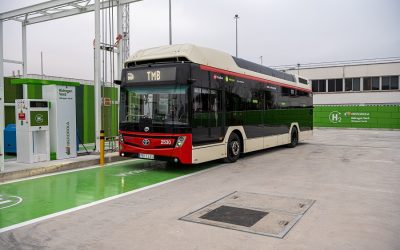 Barcelona recibe el primer bus a hidrógeno de Caetano que repostará en la planta de Iberdrola