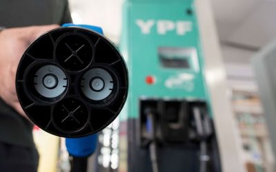 La petrolera YPF instalaría cargadores de vehículos eléctricos cada 150 kilómetros en Argentina