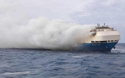Baterías de vehículos eléctricos incendiadas complican la situación de barco varado en el Atlántico