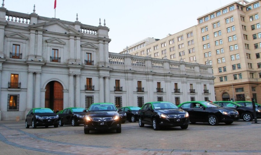 Los cinco retos de Chile para implementar Mi Taxi Eléctrico