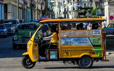Por bajos costos vehículos eléctricos desplazan viejos automóviles americanos en Cuba