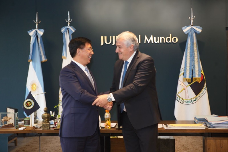 La china Gotion promete al Gobierno instalar fábrica de baterías de litio en Jujuy