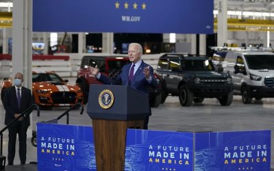 Un paso más: Biden anuncia normas para estaciones de carga de vehículos eléctricos