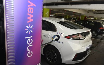 Enel X Way y Tottus inauguran cargadores rápidos para vehículos eléctricos en supermercados de Santiago