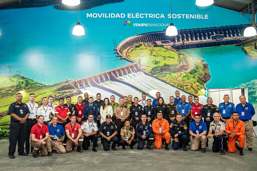 Paraguay realiza la primera capacitación a bomberos para atender incidentes con vehículos eléctricos