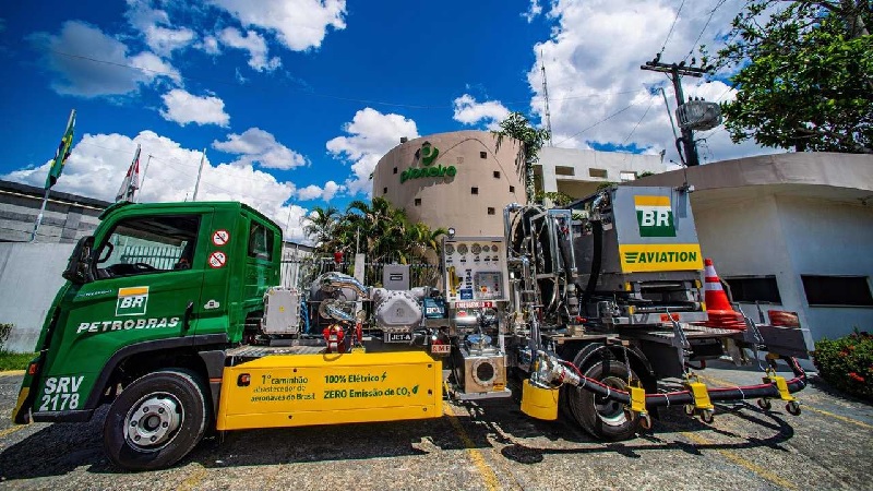 Pioneros en la región: Camiones eléctricos transportan combustible para aviones en Brasil