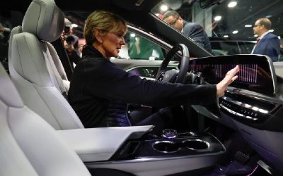Granholm y Zaidi promocionan “al volante” nuevos créditos fiscales para vehículos eléctricos en USA