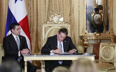 Con firma del presidente Cortizo, ley de vehículos eléctricos es reglamentada en Panamá