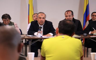 Gobierno pacta acuerdo con taxistas y se compromete en transición por vehículos eléctricos en Colombia