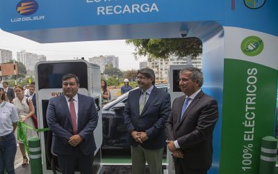 Luz del Sur “predica con el ejemplo”: Anuncia 50 vehículos eléctricos y más puntos de carga en Perú