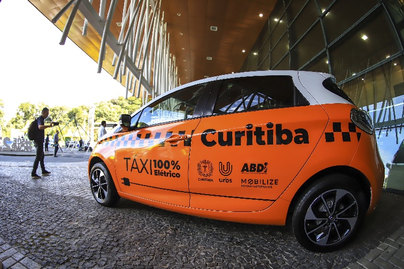 Curitiba lança edital para taxistas interessados em testar táxis elétricos.