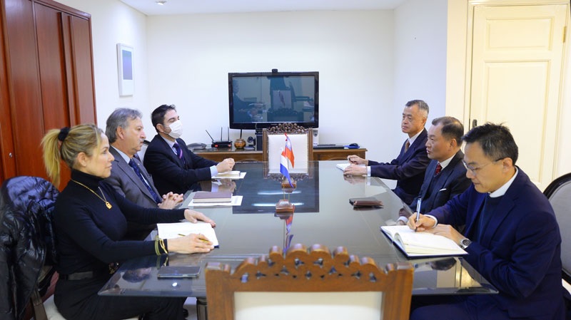 El ministro sustituto de Relaciones Exteriores, Raúl Silvero, y el embajador de Taiwán, José Chih-Cheng Han, revisaron agenda bilateral y conversaron sobre proyectos de cooperación y la donación de diez buses eléctricos a Paraguay.