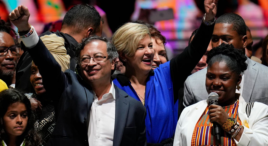 El presidente Gustavo Petro junto a la vicepresidente Francia Márquez tras ganar las elecciones.