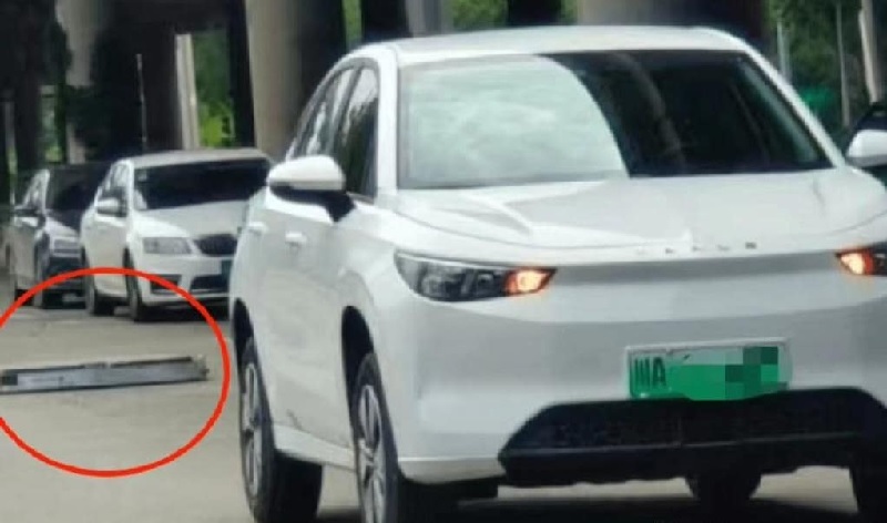 Vehículo eléctrico pierde su batería cuando estaba en movimiento y causa alarma en China
